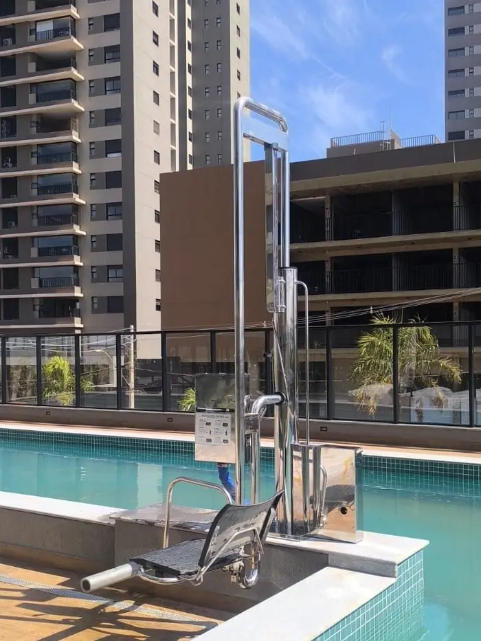 AccessPool instalado em piscina de borda elevada