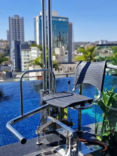 Elevador para piscina instalado em piscina de cobertura