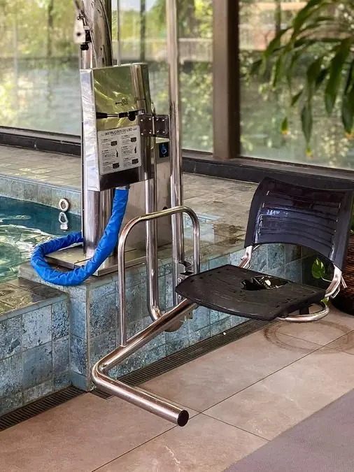 Equipamento instalado em piscina de área interna