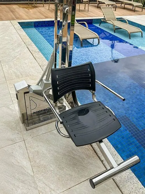 Cadeira instalada na borda de uma piscina de hotel