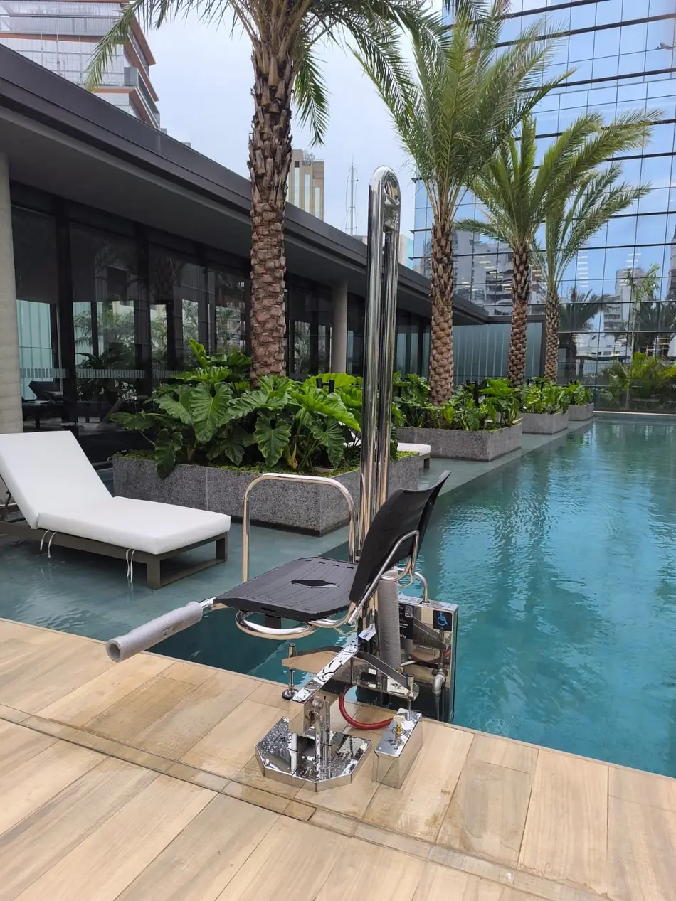 Elevador para piscina Tecnipool instalado na borda de uma piscina