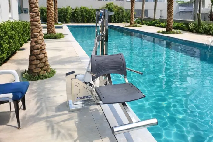 AccessX instalado na borda de uma piscina de resort
