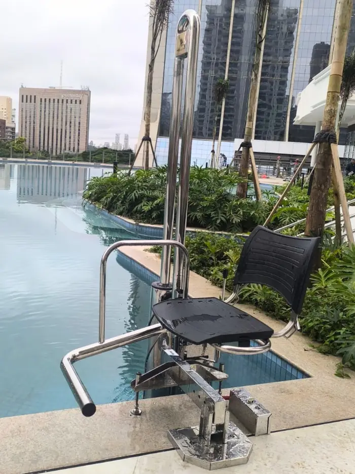 Cadeira de acessibilidade para piscina em condomínio de alto padrão