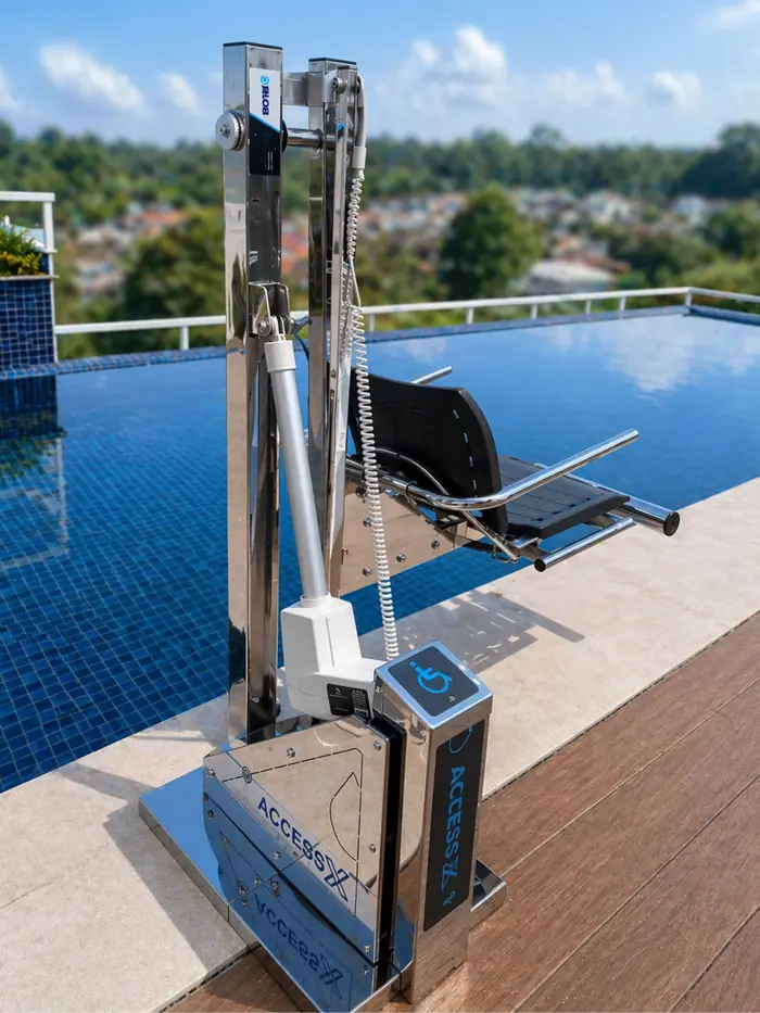 Elevador para piscina na borda de uma piscina com vista para a mata