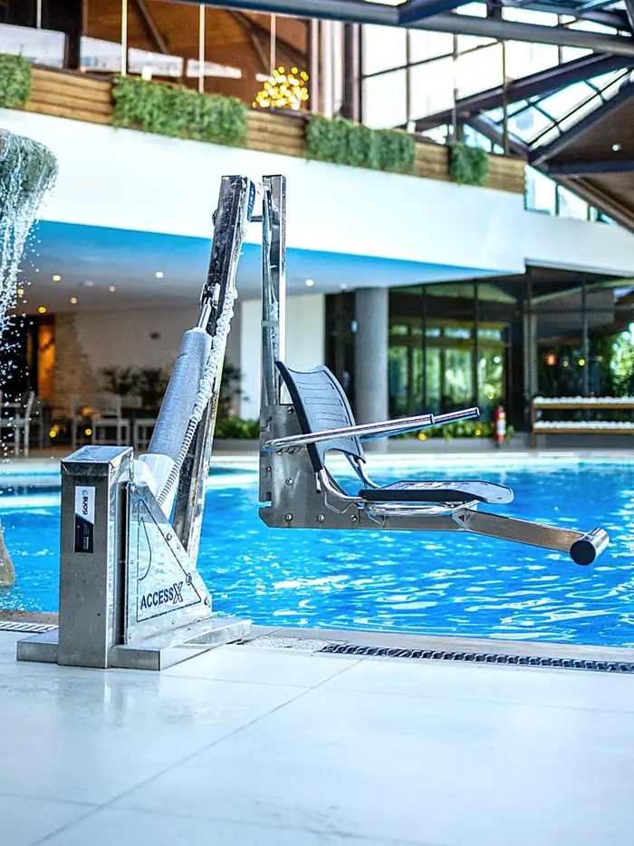 Elevador para piscina em área de lazer coberta
