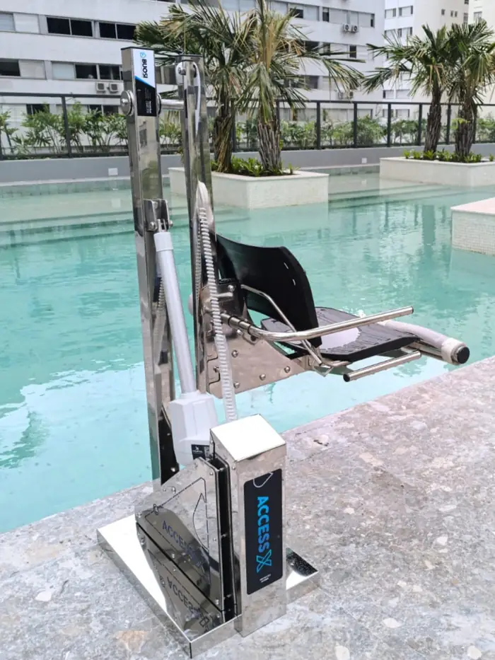Cadeira de acessibilidade para piscina instalada em condomínio