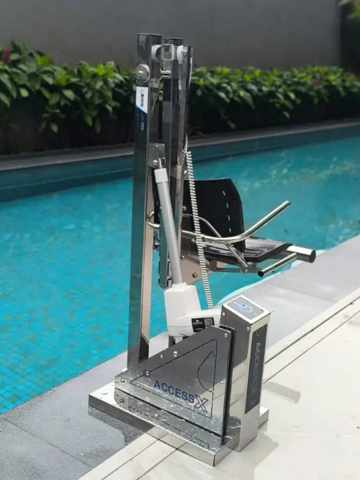 Elevador para piscina em aço inox instalado na borda