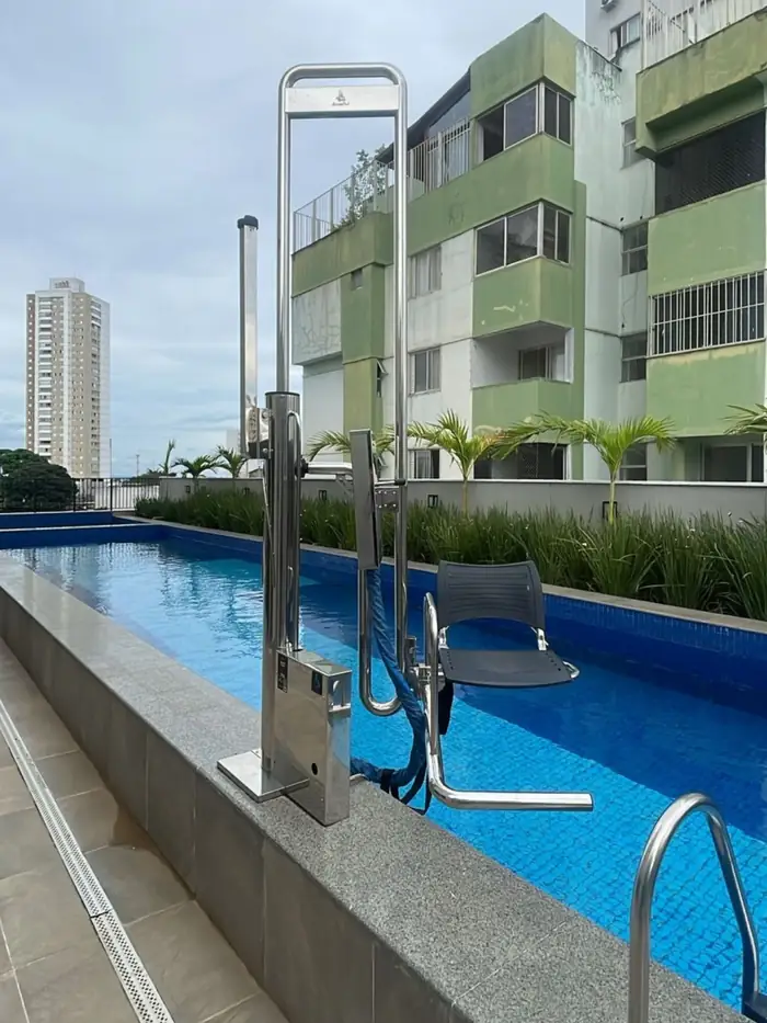 Elevador para piscina em piscina de raia de prédio residencial
