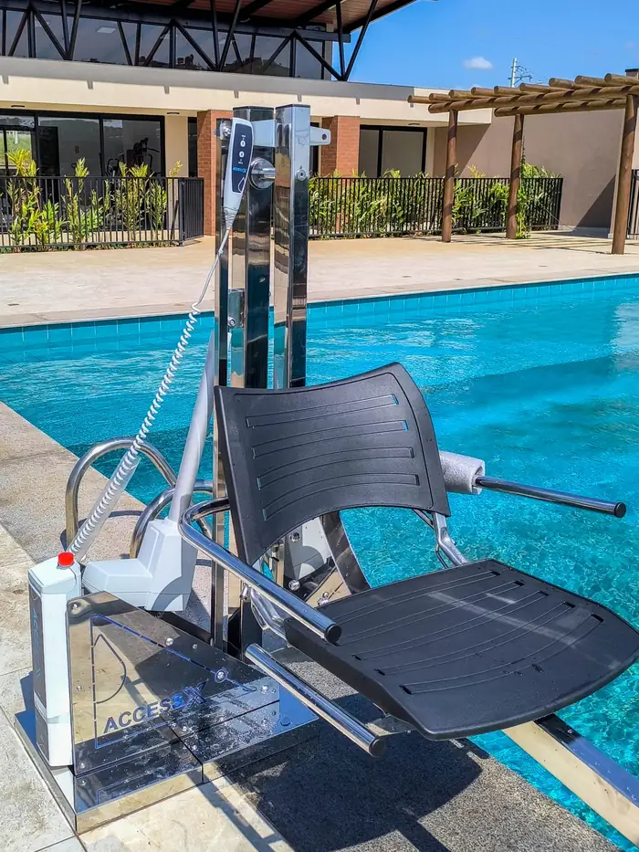 Cadeira de acessibilidade para piscina em residência