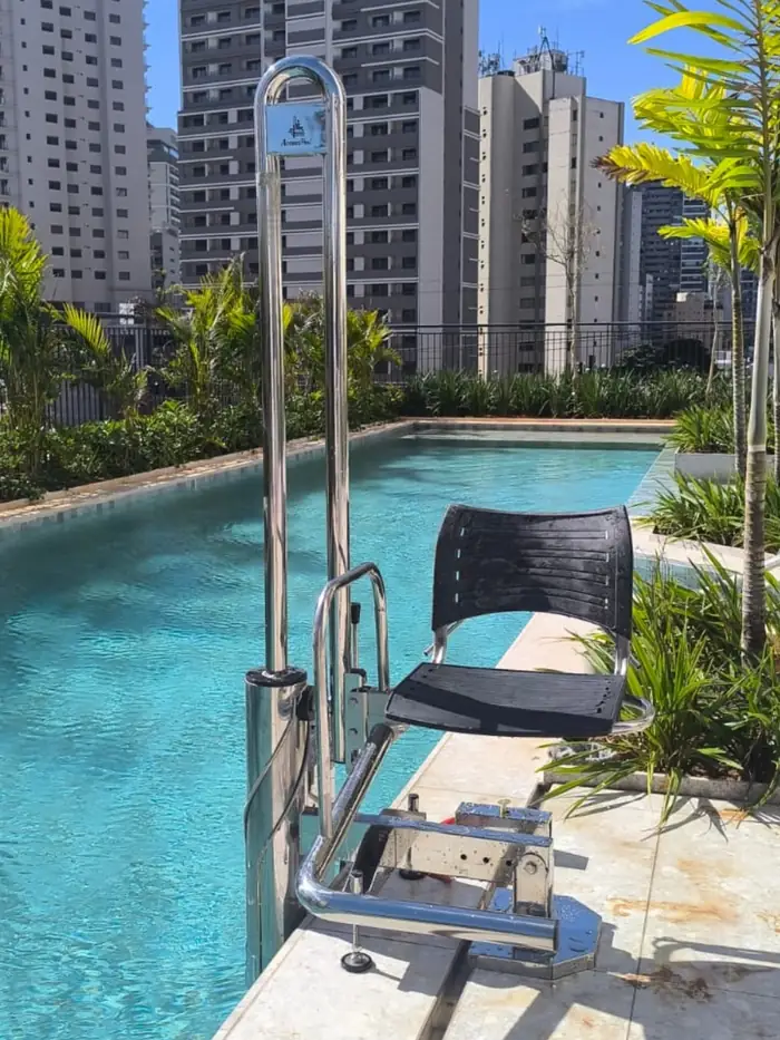 Elevador para piscina em condomínio com prédios ao fundo