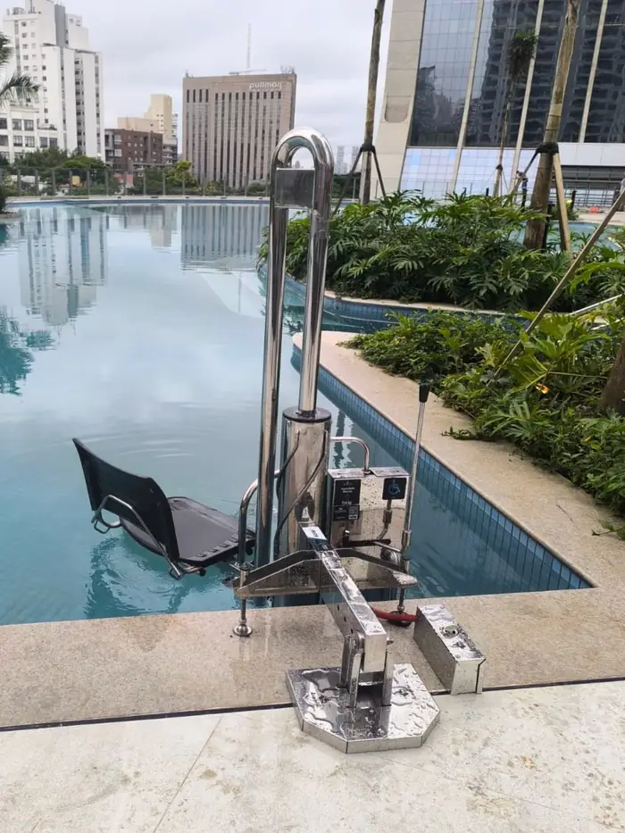 Elevador para piscina com a cadeira dentro da água
