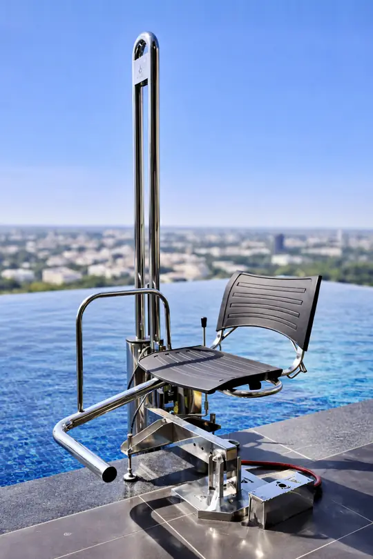 Elevador para piscina Access Pool instalado na borda de uma piscina de cobertura