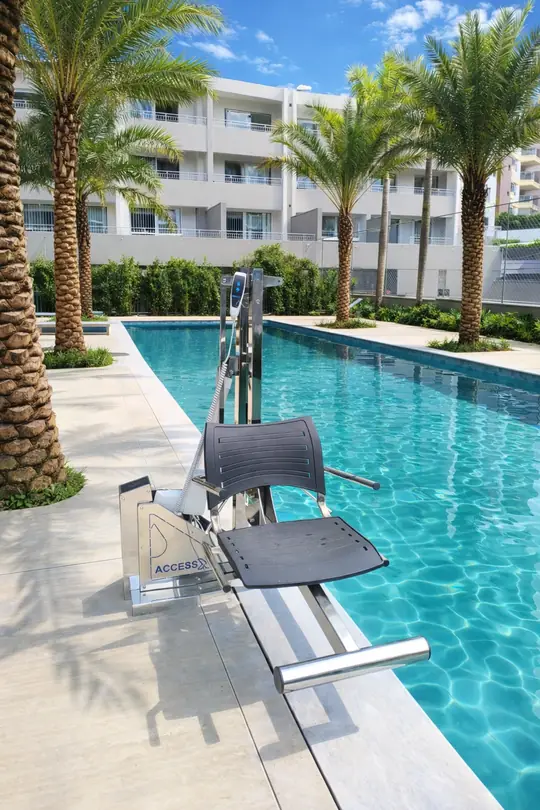Elevador para piscina Access X instalado em piscina de condomínio
