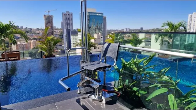 AccessPool instalado na borda de uma piscina de cobertura