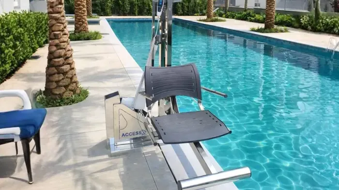 AccessX instalado na borda de uma piscina de condomínio